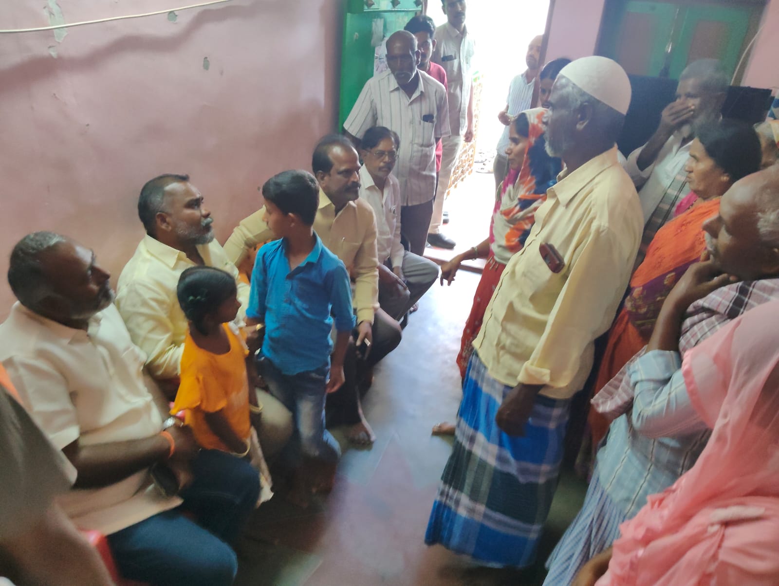 అనారోగ్యంతో మృతి చెందిన టిడిపి కార్యకర్త ఖాదర్ భాషా కుటుంబాన్ని పరామర్శించిన పూతలపట్టు శాసనసభ్యులు మురళీమోహన్