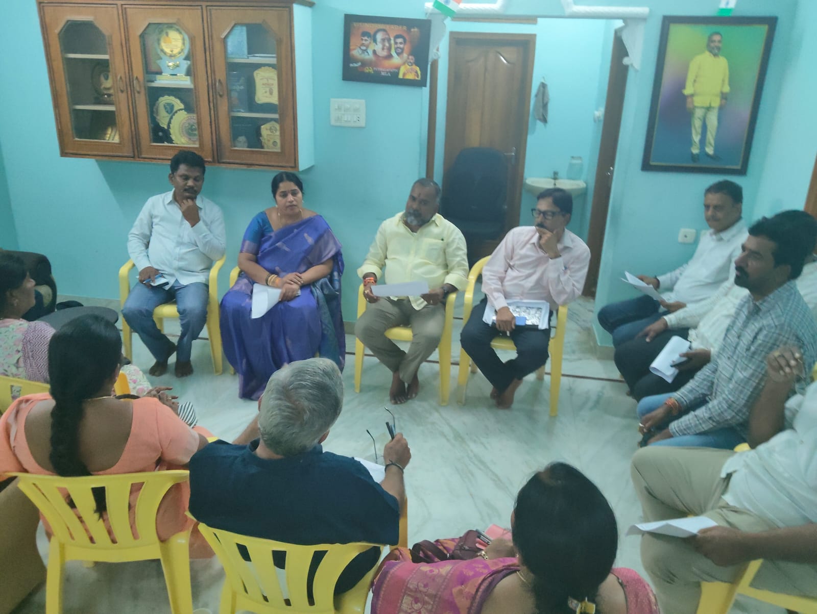 పెన్షన్ తొలగింపుపై అధికారులతో సమీక్ష నిర్వహించిన పూతలపట్టు శాసనసభ్యులు మురళీమోహన్