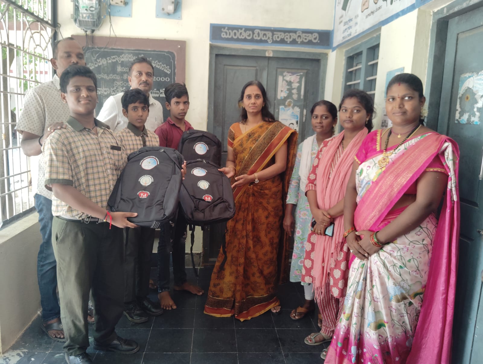 విద్యార్థులకు స్కూల్ బ్యాగులు పంపిణీ చేస్తున్న మండల విద్యాశాఖ అధికారిణి హేమలత