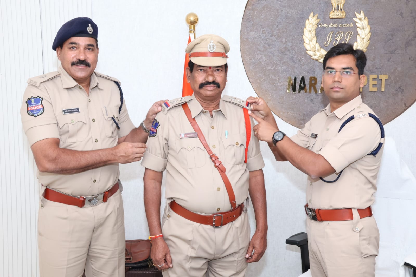 ఎస్సైగా పదోన్నతి పొందిన ఆంజనేయులు, అభినందించిన జిల్లా ఎస్పీ యోగేష్ గౌతమ్.