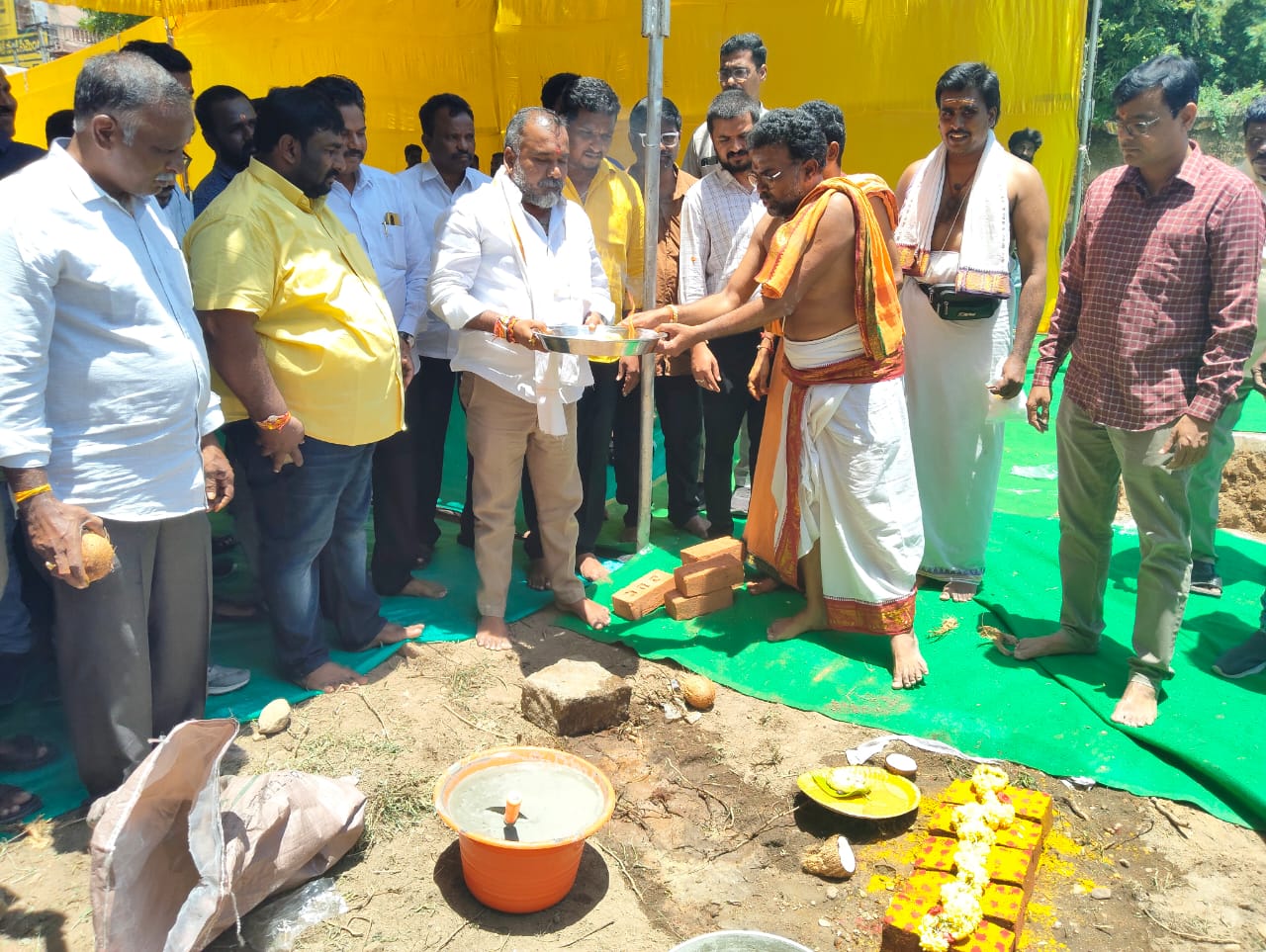 పూతలపట్టులో అన్న క్యాంటీన్ భవన నిర్మాణానికి పూతలపట్టు శాసనసభ్యులు మురళీమోహన్ భూమి పూజ