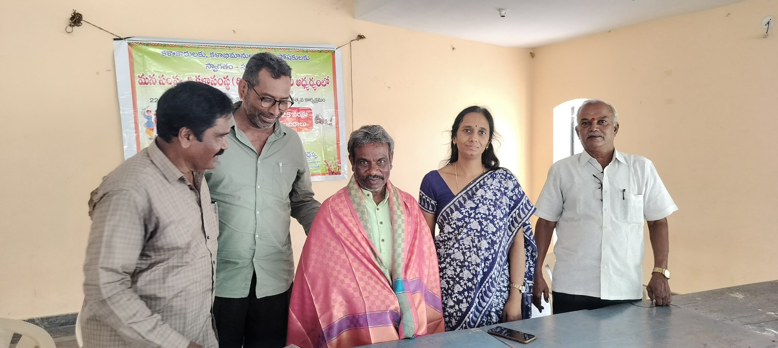 ప్రజలకు వినోదాన్ని విజ్ఞానాన్ని అందించినవి జానపదలే