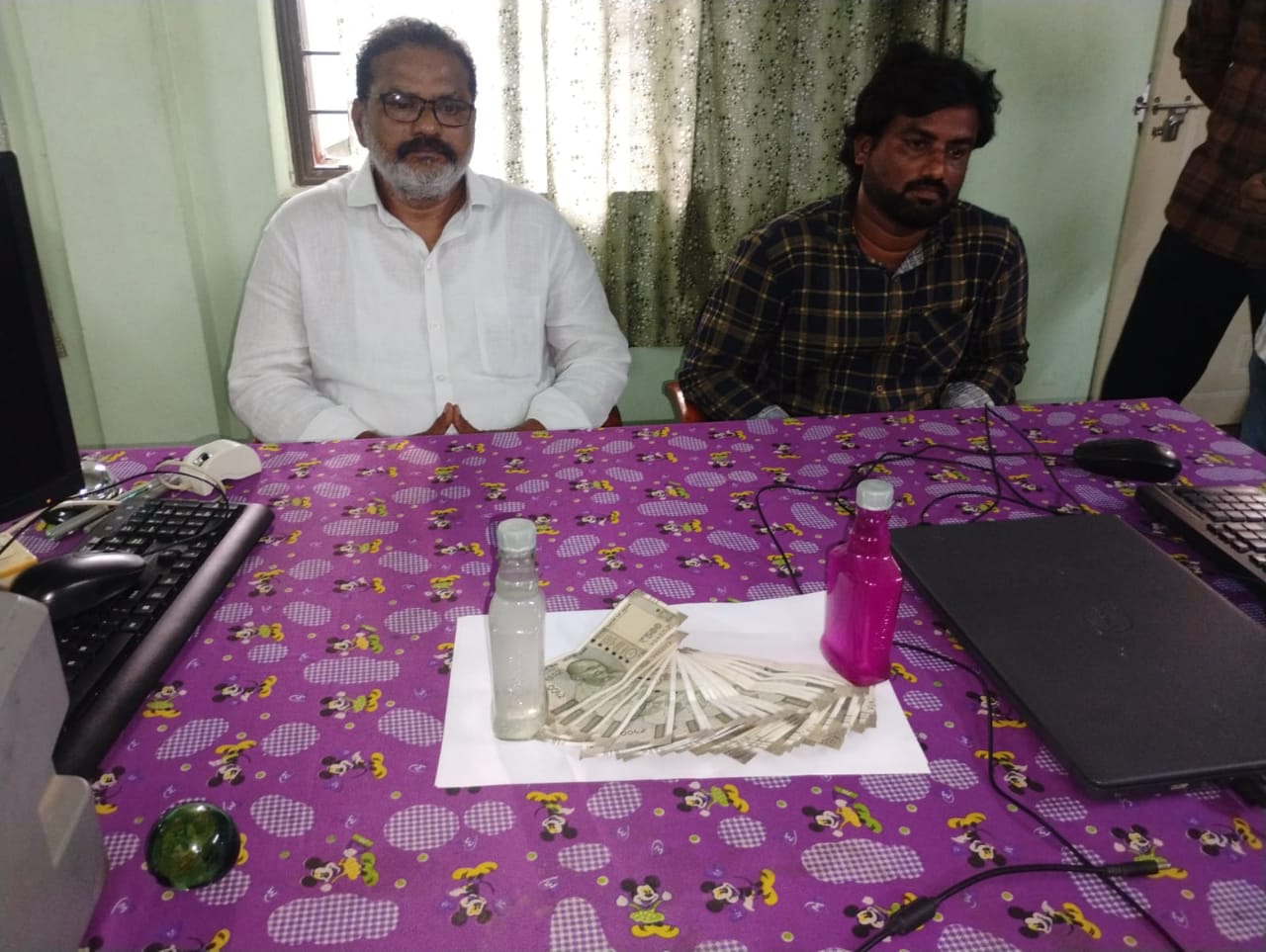 ఏసీబీ వలకు చిక్కిన ఏలేశ్వరం నగరపంచాయతీకమిషనర్, డేటా ఎంట్రీ ఆపరేటర్