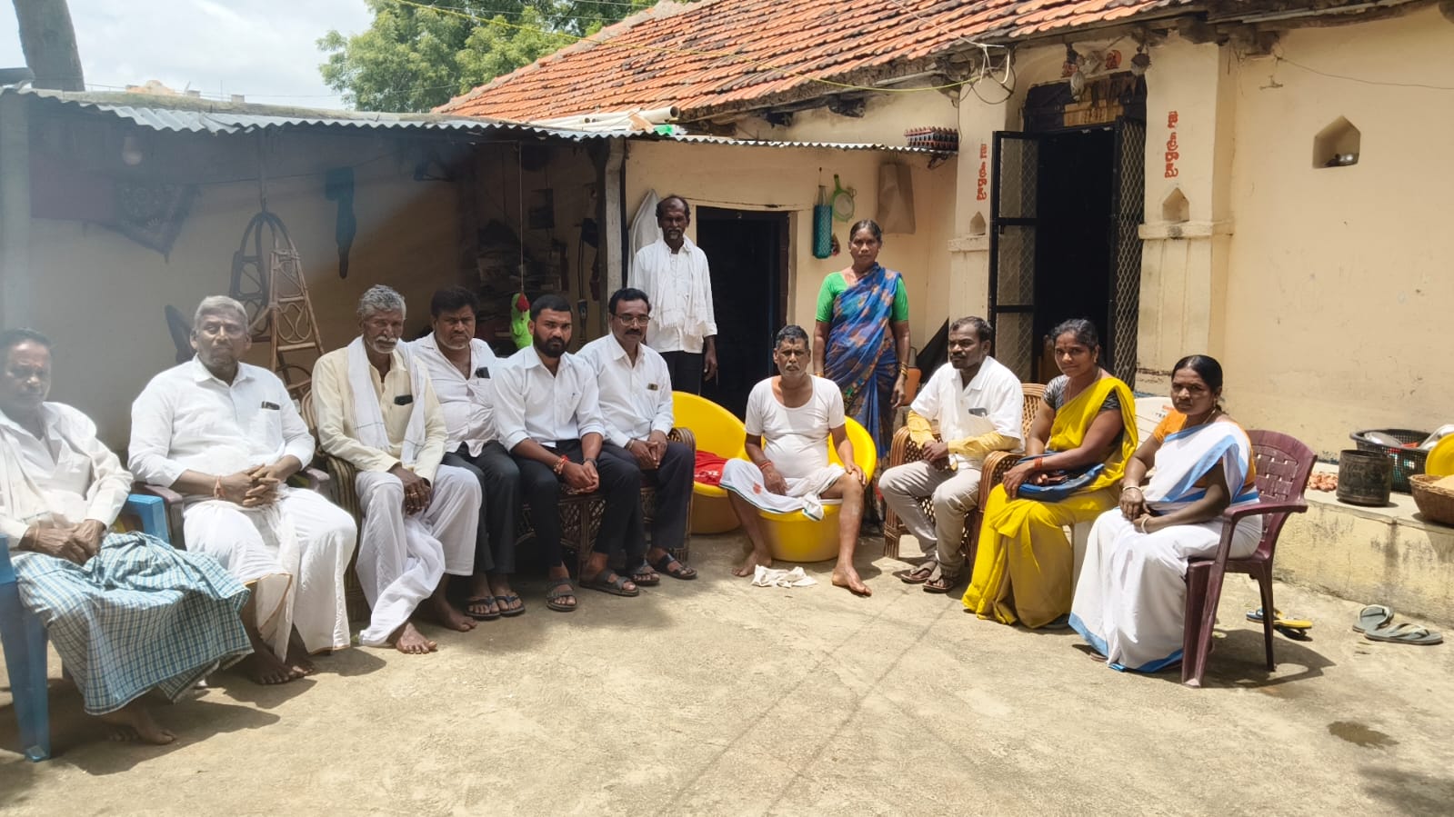 కాటేపల్లి లో కోతుల బెడద -కాటేస్తున్న కోతులు – ఆందోళన చెందుతున్న ప్రజలు