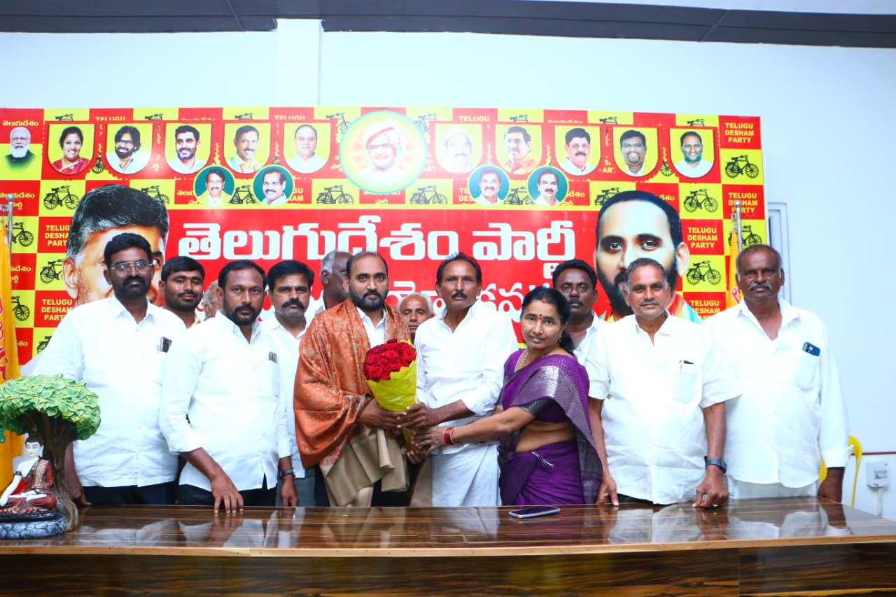 ఎమ్మెల్యే కాకర్ల సురేష్ గారిని మర్యాదపూర్వకంగా కలిసిన సొసైటీ చైర్మన్ కుంకు మోహన్ రావు..!