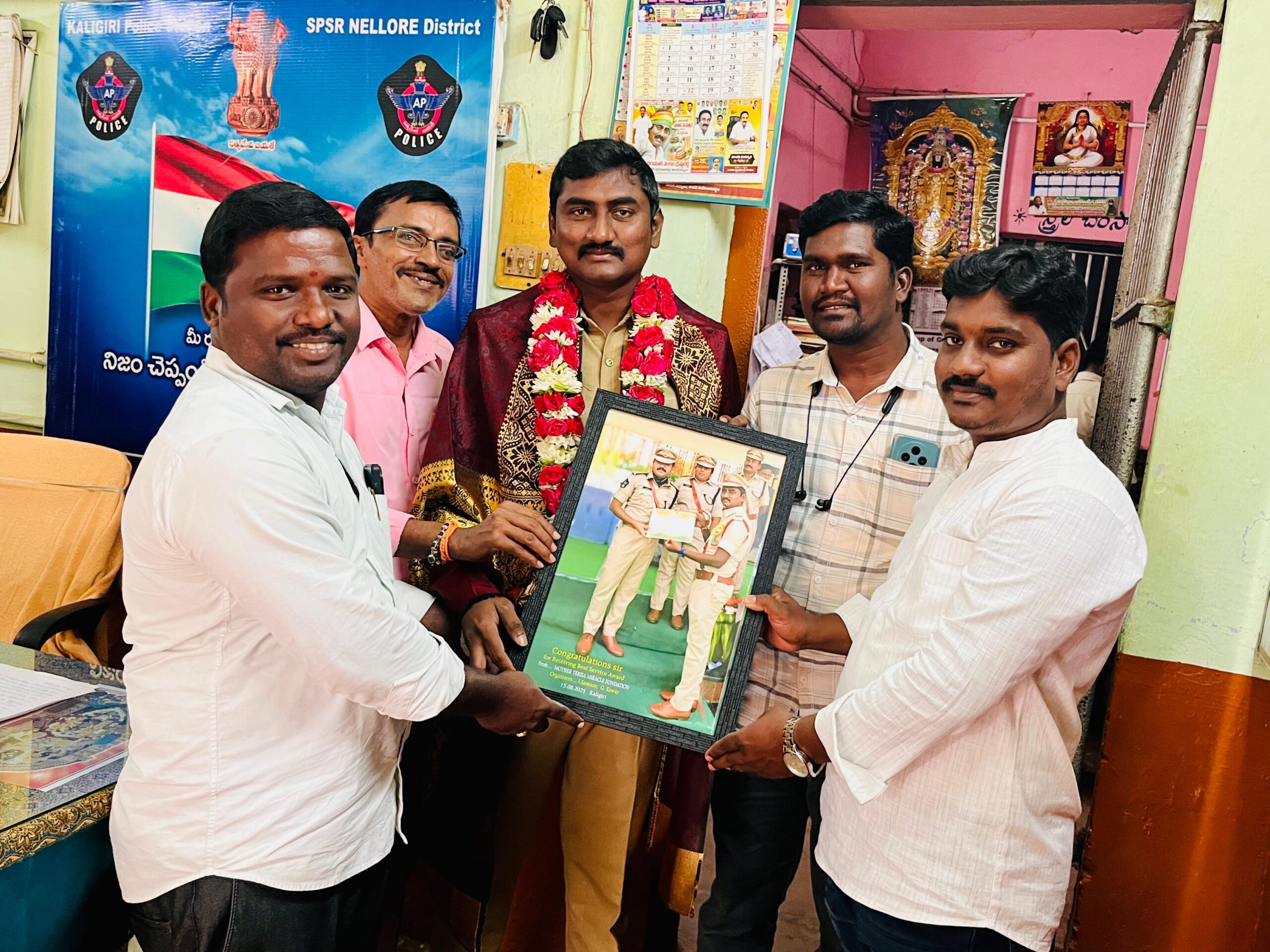 ఖాకి చొక్కా వెనుక కల్మషం లేని హృదయం..////
