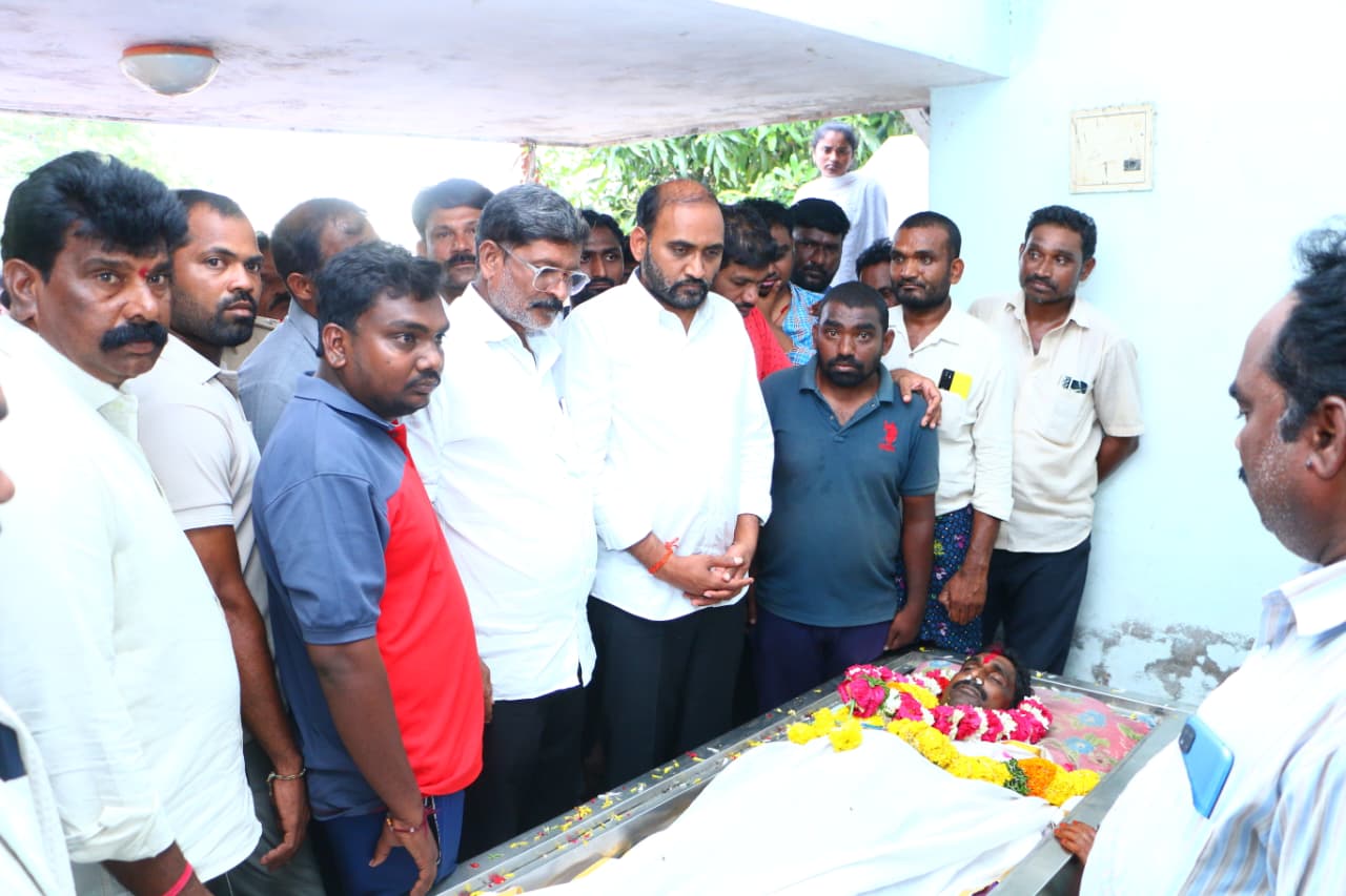టిడిపి కార్యకర్త,కప్ప శ్రీనివాసరాజు పార్థివ దేహానికి,నివాళులర్పించిన ఎమ్మెల్యే కాకర్ల సురేష్..!