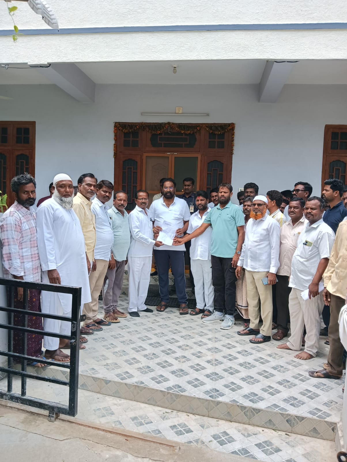 స్మశాన వాటికకు స్థలం కేటాయించాలని మంత్రికి వినతి.
