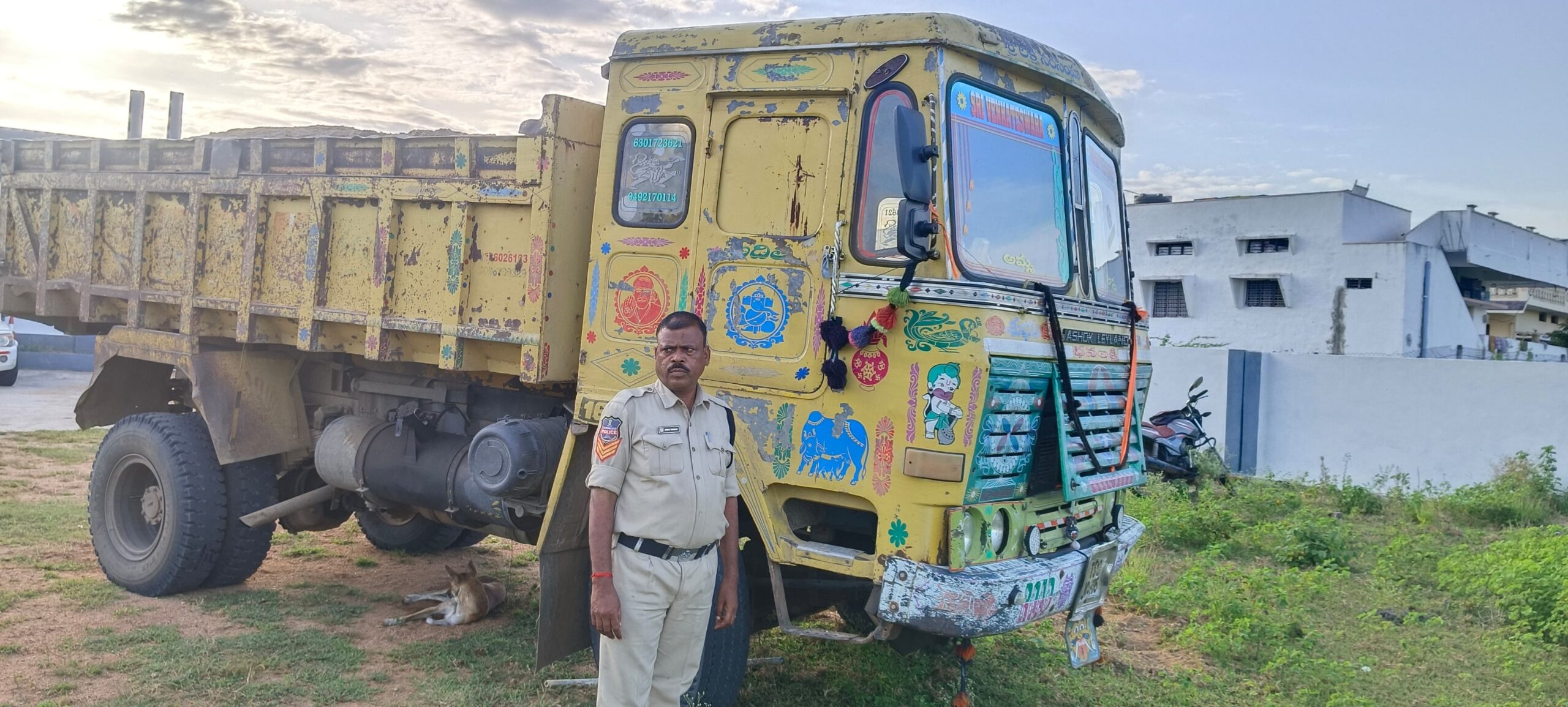 అక్రమంగా ఇసుక తరలిస్తున్న టిప్పర్ పట్టివేత, ధన్వాడ ఎస్సై రాజశేఖర్.