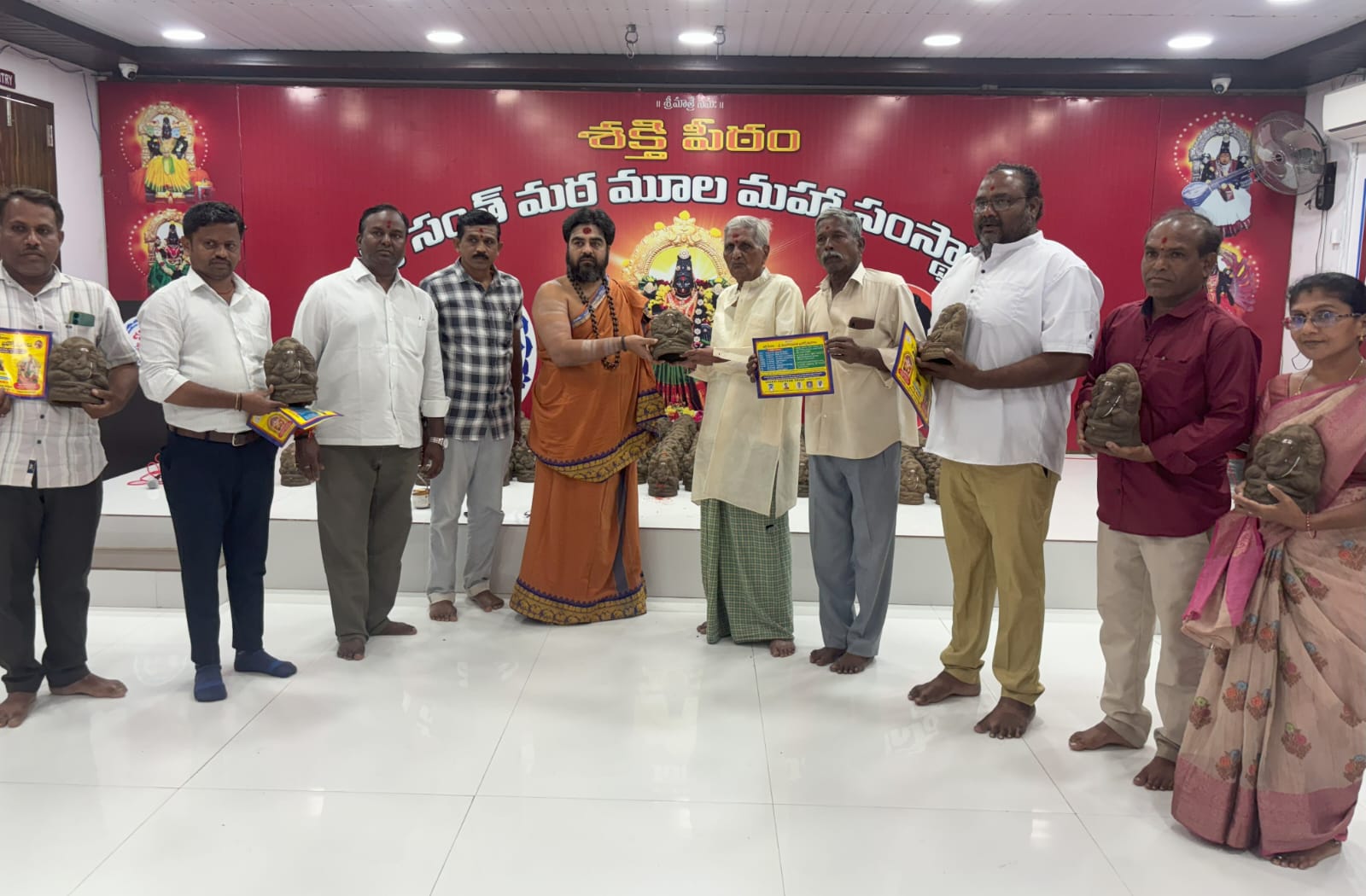 శక్తి పీఠం ఆధ్వర్యంలో ఉచితంగా మట్టి వినాయకుల వితరణ.