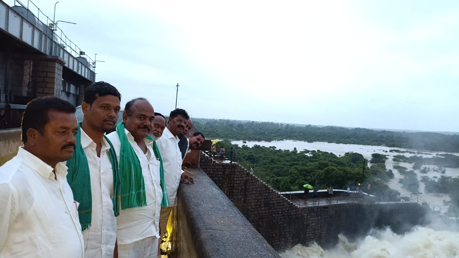 నిజాంసాగర్ ప్రాజెక్టును పరిశీలించిన మాజీ ఎమ్మెల్యే హన్మంత్ షిండే