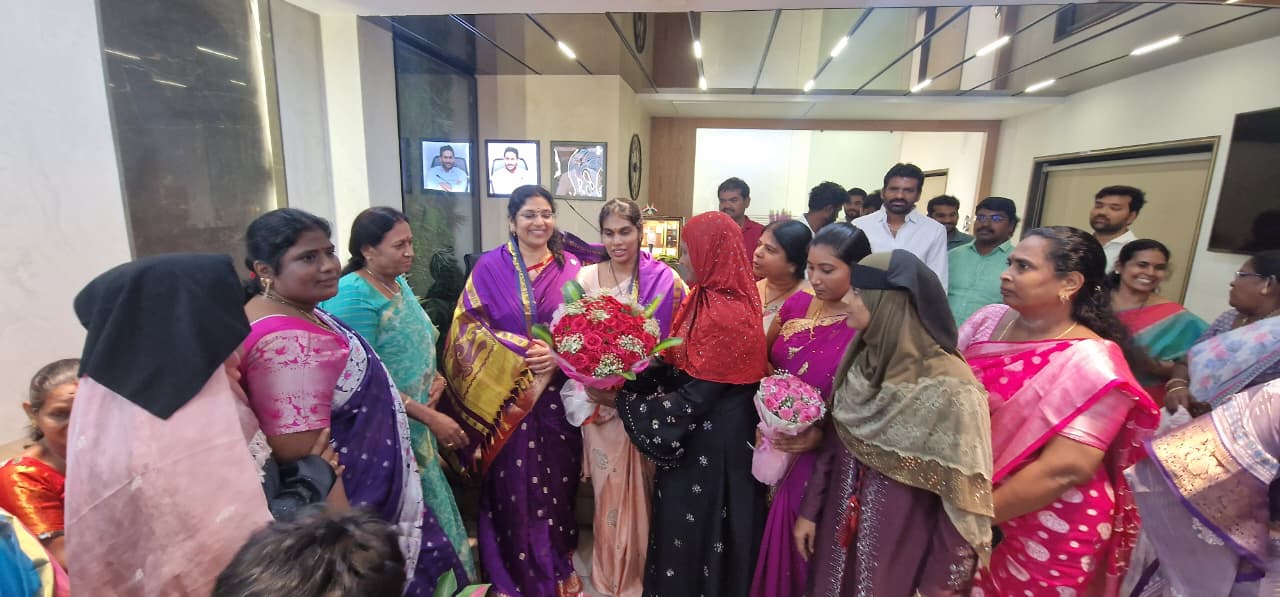 వైఎస్ఆర్సిపి నెల్లూరు సిటీ ఆఫీసుల్లో ఎమ్మెల్సీ వరదు కళ్యాణి మరియు కాకాని పూజితలకు మహిళా నేతలు ఘన సత్కారం