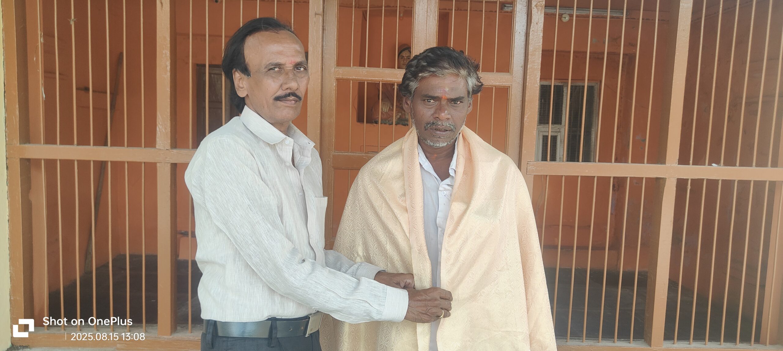 కళాకారునికి సన్మానం.