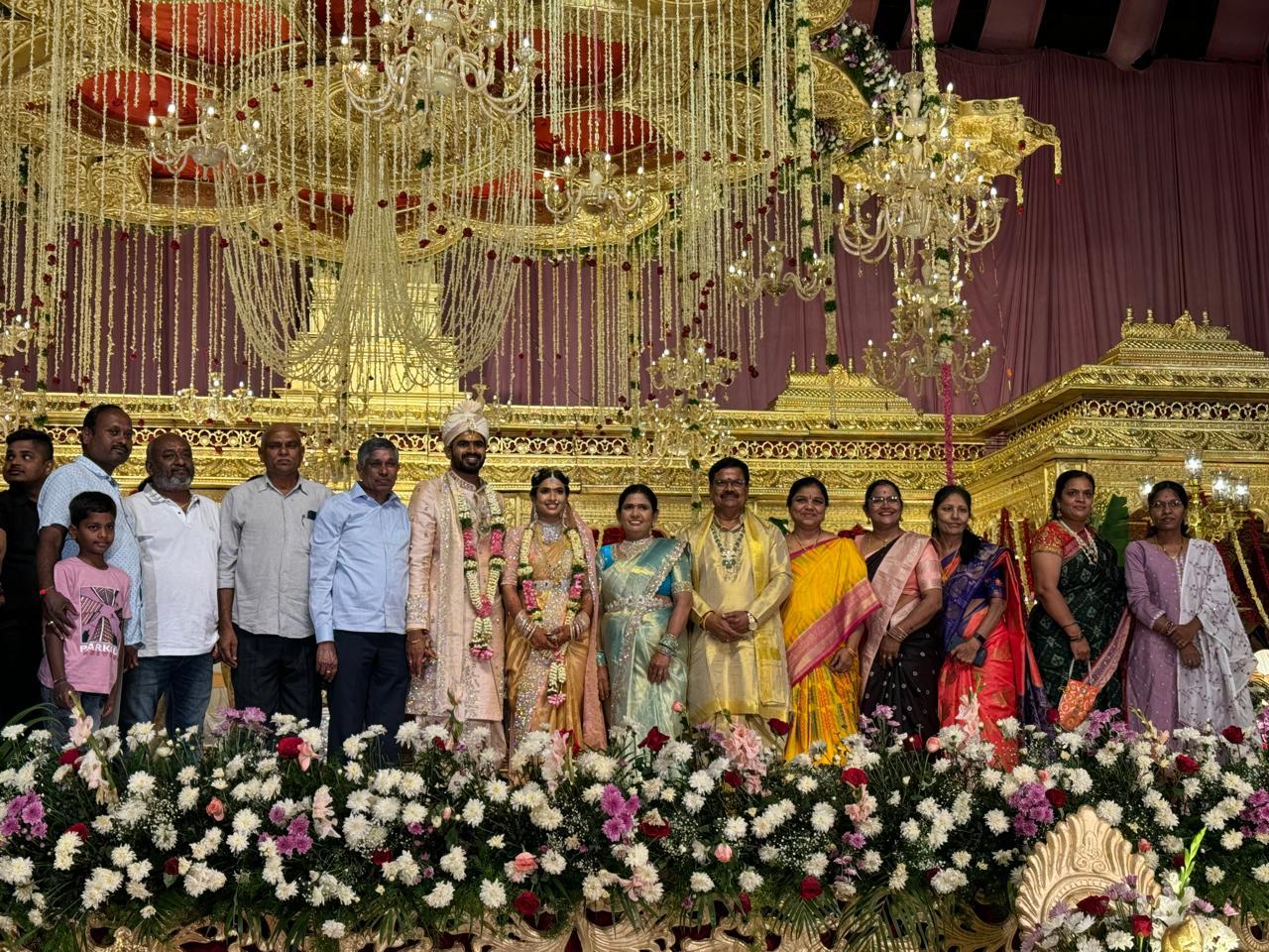నూతన వధూవరులను ఆశీర్వదించిన యోగ గురువులు