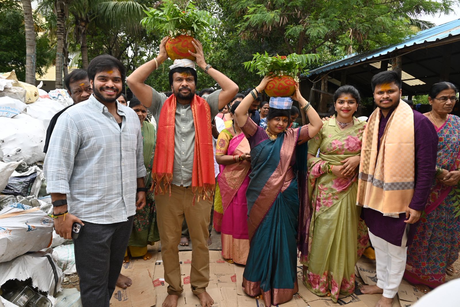 ఎల్లమ్మ తల్లికి బోనాలు సమర్పించిన ఉప్పల కుటుంబ సభ్యులు