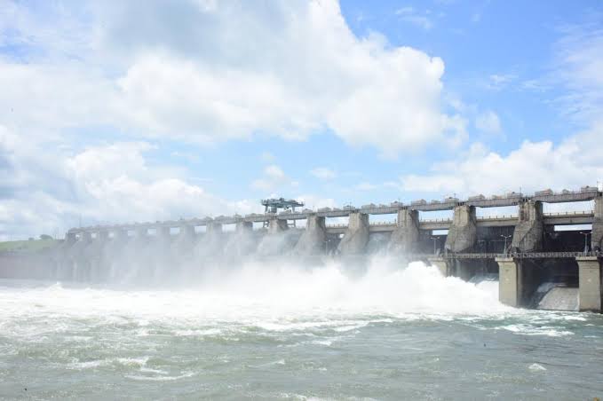 ఐదు గేట్లును పైకెత్తి దిగువకు నీటి విడుదల