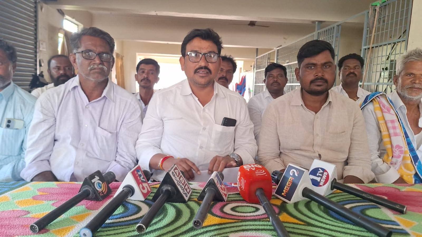 స్కూల్ కాంపౌండ్‌లో ఆరోగ్య కేంద్రం నిర్మాణంపై వివాదం
