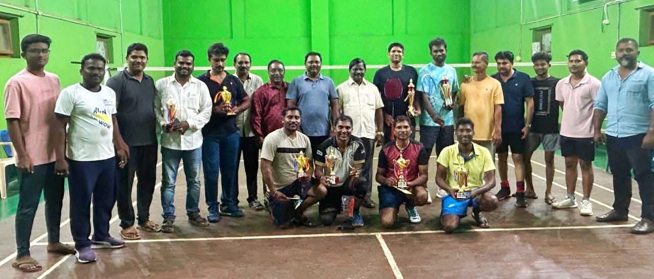 షటిల్ టోర్నమెంట్ విజేతలకు బహుమతులు అందజేత