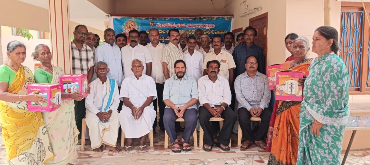 అన్నారెడ్డిపాలెం లో విజయ డైరీ బహుమతులు పంపిణీ కార్యక్రమం