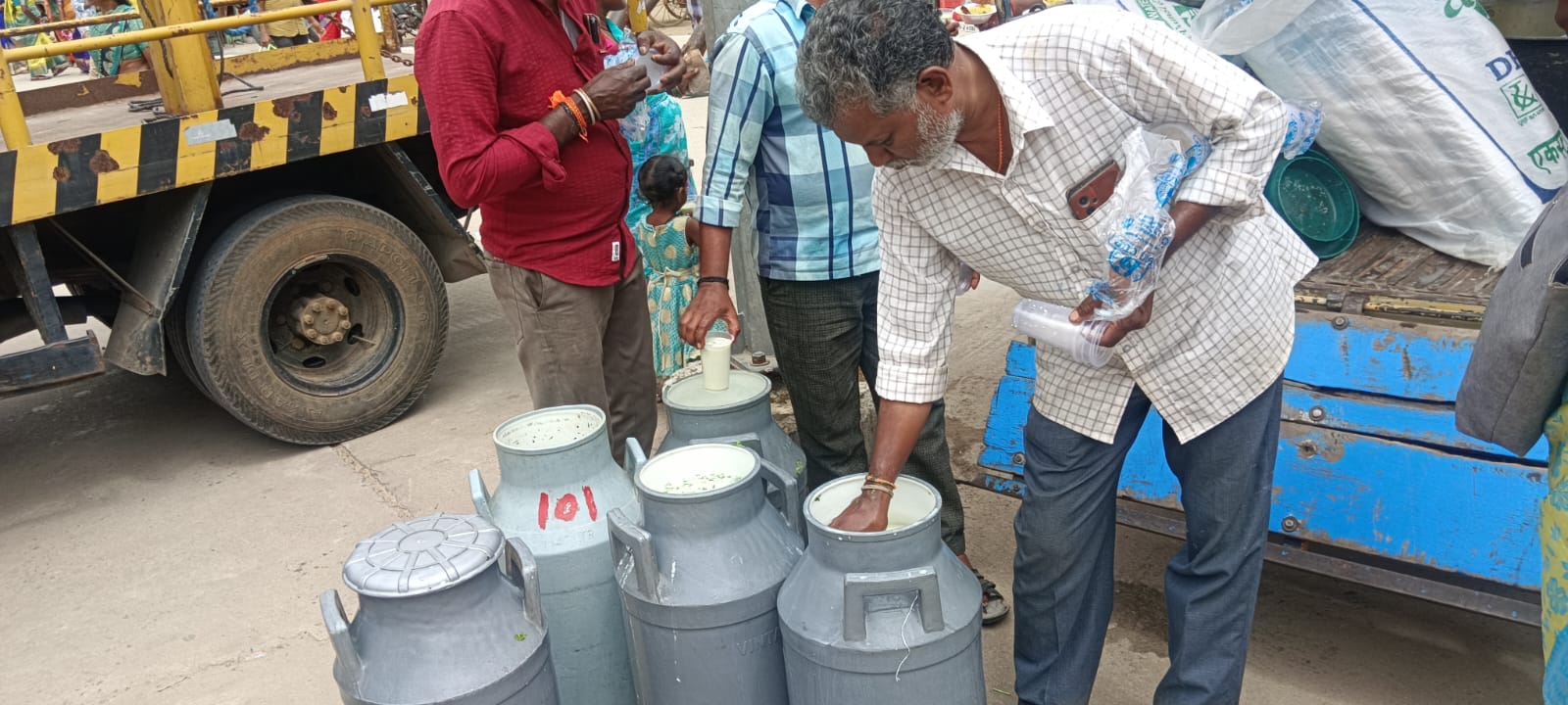 కాణిపాకం బ్రహ్మోత్సవాల సందర్భంగా గాయత్రి పాల డైరీ ఆధ్వర్యంలో మజ్జిగ, ప్రసాదం పంపిణీ