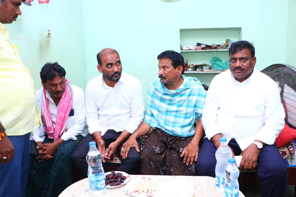మట్ల లక్ష్మయ్యను పరామర్శించిన ఎమ్మెల్యే కాకర్ల..!
