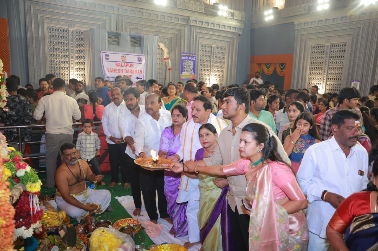 బాలాపూర్ గణేష్ ను దర్శించుకున్న  బిజెపి నేత  కొలన్ శంకర్ రెడ్డి కుటుంబ సభ్యులు