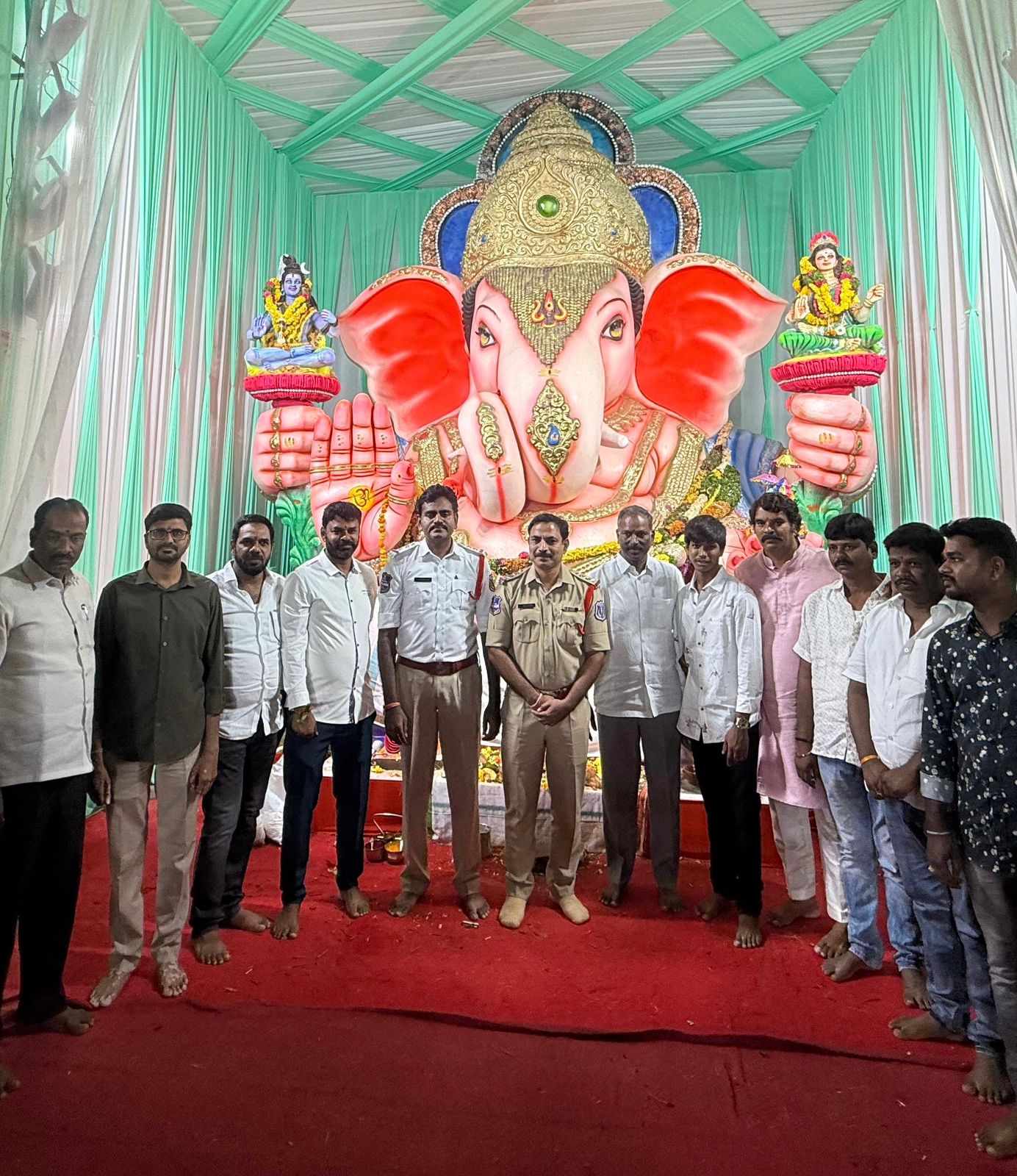 వినాయకుని దర్శించుకున్న  సి.ఐ శంకర్ నాయక్