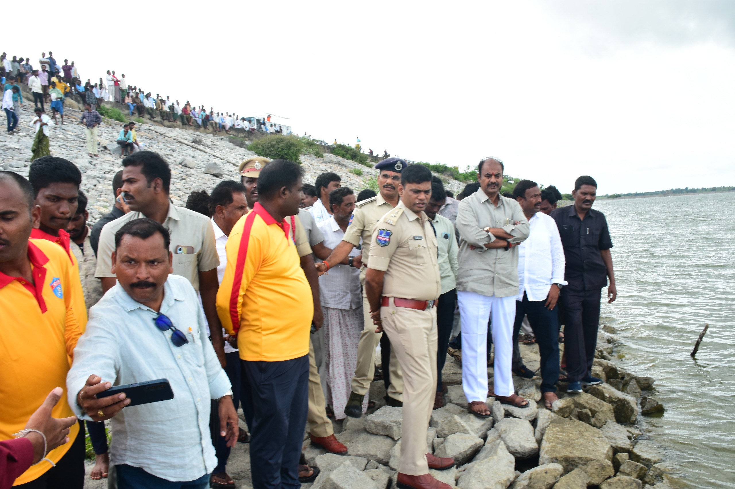 భార్య భర్తలు గల్లంతు  అయిన తాటికుంట రిజర్వాయర్ వద్ద సంఘటన స్థలాన్ని పరిశీలించిన జిల్లా ఎస్పీ శ్రీ టి. శ్రీనివాస రావు, ఐపీఎస్.