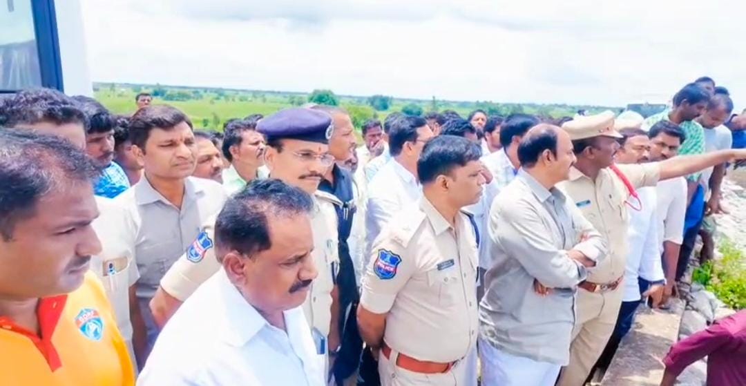 తాటికుంట రిజర్వాయర్ లో భార్య భర్తలు గల్లంతుసంఘటన స్థలానికి చేరుకొని గ్రామస్తులను అడిగి  ప్రమాదానికి గల కారణాలు తెలుసుకొని కుటుంబ సభ్యులకు అండగా ఉంటానని ధైర్యం చెప్పిన ఎమ్మెల్యే