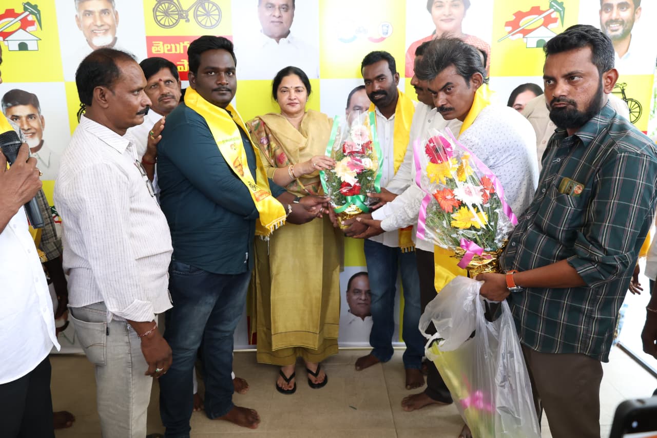 బుచ్చిరెడ్డిపాలెం రూరల్ లో వైసీపీ  వీడారు…… టిడిపిలో చేరారు