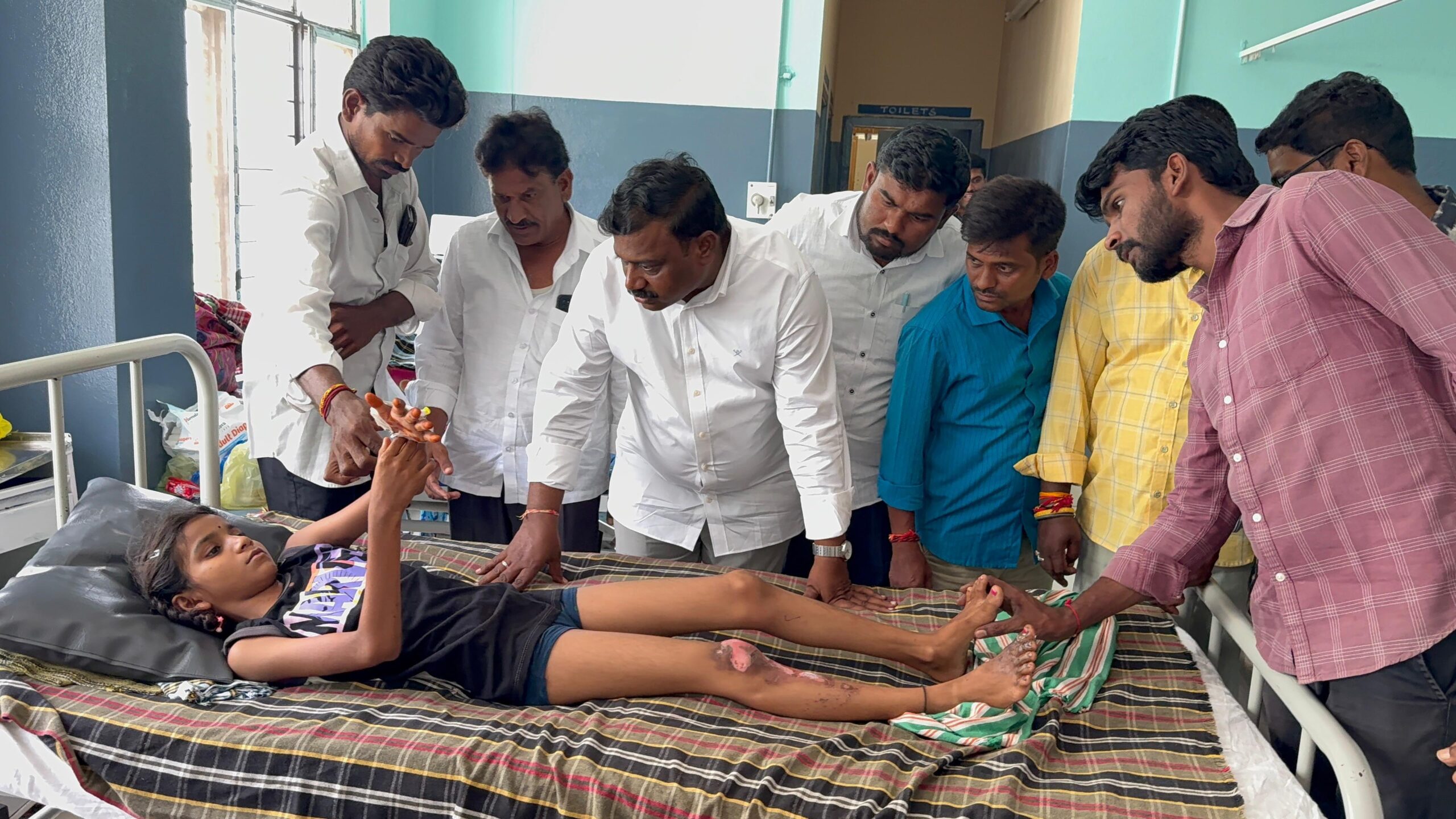 వినాయక చవితి నిమజ్జనంలో బాణాసంచాలు పేలి 5మంది చిన్నారులు చికిత్స పొందుతున్న తరుణంలో టీడీపీ రాష్ట్ర కార్యదర్శి మన్నేటి వెంకటరెడ్డి పరామర్శ….///
