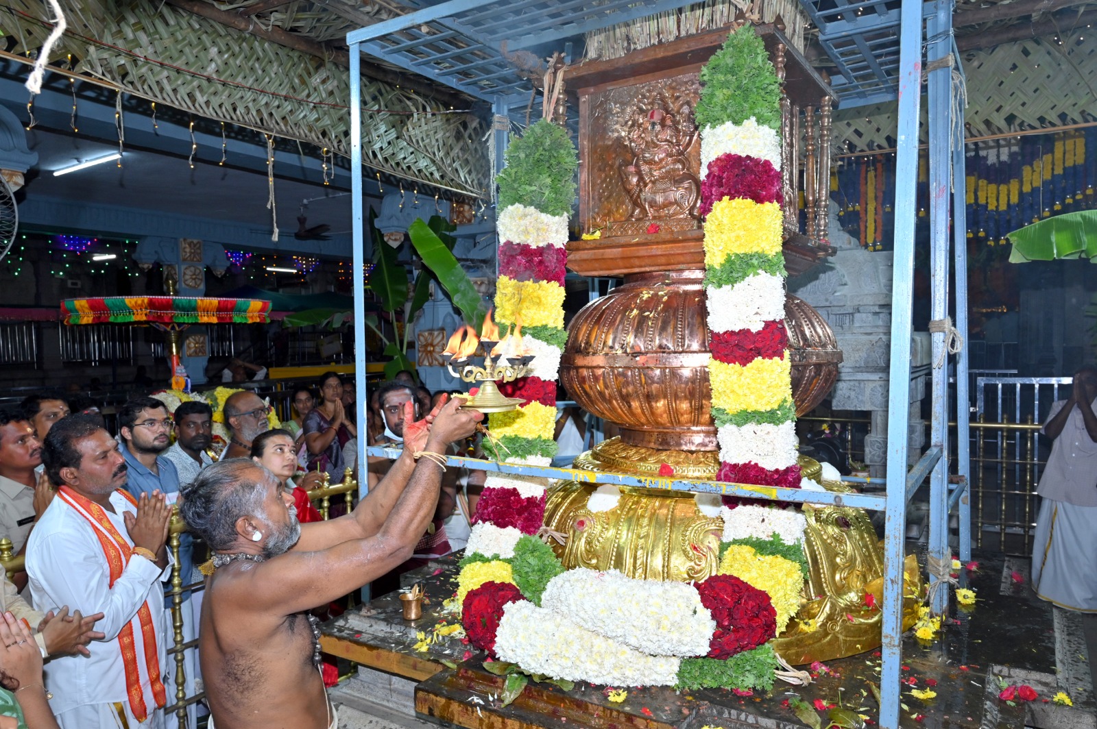 వినాయక స్వామివారి నవరాత్రి బ్రహ్మోత్సవాలలో చివరి రోజు వైభవంగా ధ్వజారోహణం