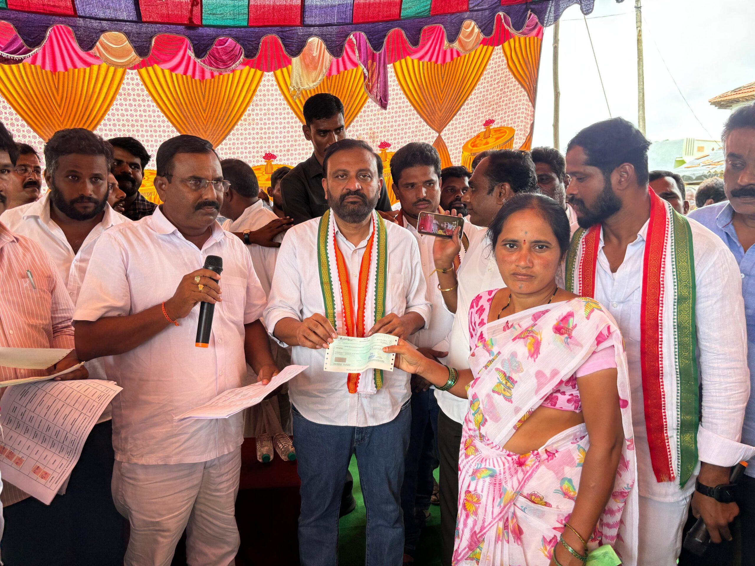 కళ్యాణ లక్ష్మి, షాదీ ముబారక్ చెక్కుల పంపిణీ.ఎమ్మెల్యే తోట లక్ష్మీకాంతరావు