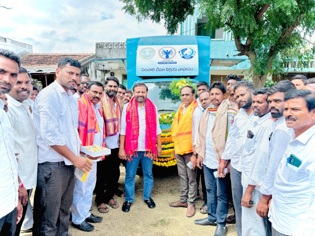 ఇందిరా మహిళా శక్తి చేపల విక్రయ వాహనం పంపిణీ..జుక్కల్ ఎమ్మెల్యే తోట లక్ష్మీకాంతరావు