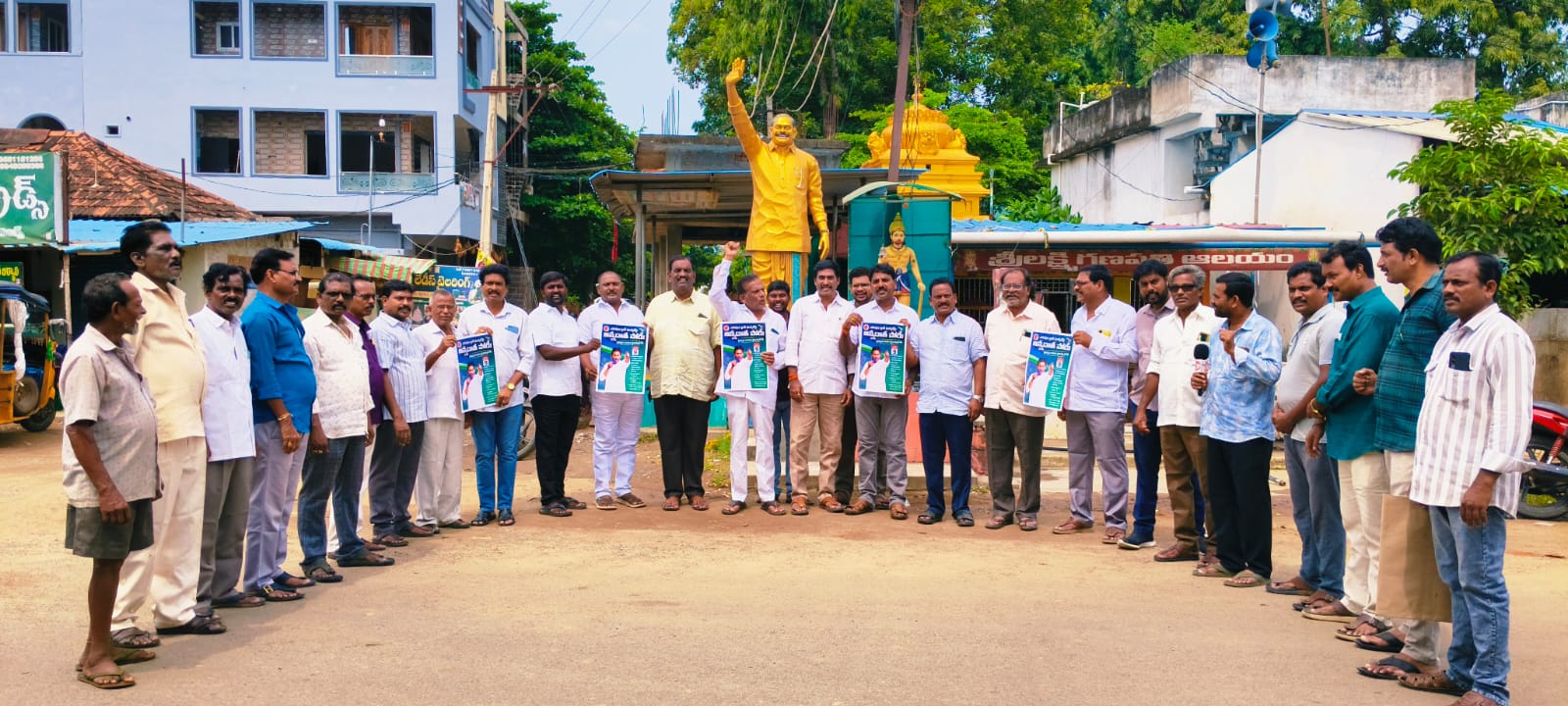 అన్నదాత పోరు పోస్టర్లను ఆవిష్కరించిన టౌన్ వైసీపీ నాయకులు