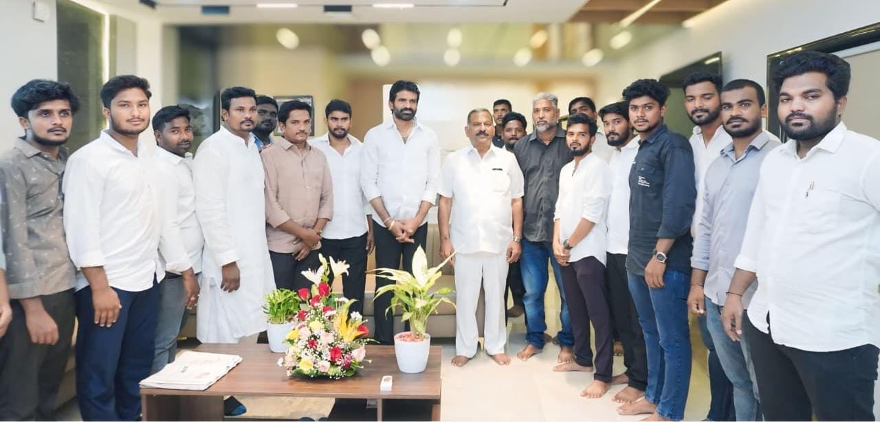 నెల్లూరు సిటీ వైఎస్ఆర్సిపి రాష్ట్ర పరిశీలకునిగా నియమితులు కావడంతో ఎమ్మెల్సీ పర్వత రెడ్డి చంద్రశేఖర్ రెడ్డి ని మర్యాద పూర్వకంగా కలిసిన రాష్ట్ర కార్యదర్శి చిల్లకూరు సుధీర్ రెడ్డి