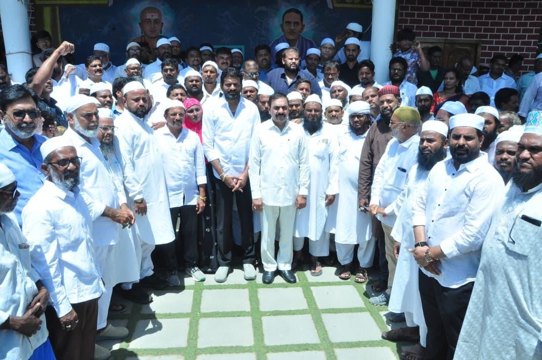 ఇమామ్, మౌజాన్ లకు వేతనాలు అమలు చేయాలని కోరుతూ మైనార్టీ నాయకులు, జిల్లా అధ్యక్షులు కాకాని గోవర్ధన్ రెడ్డితో కలిసి కలెక్టర్ కు వినతి పత్రం అందజేసిన ఎమ్మెల్సీ పర్వతరెడ్డి చంద్రశేఖర్ రెడ్డి