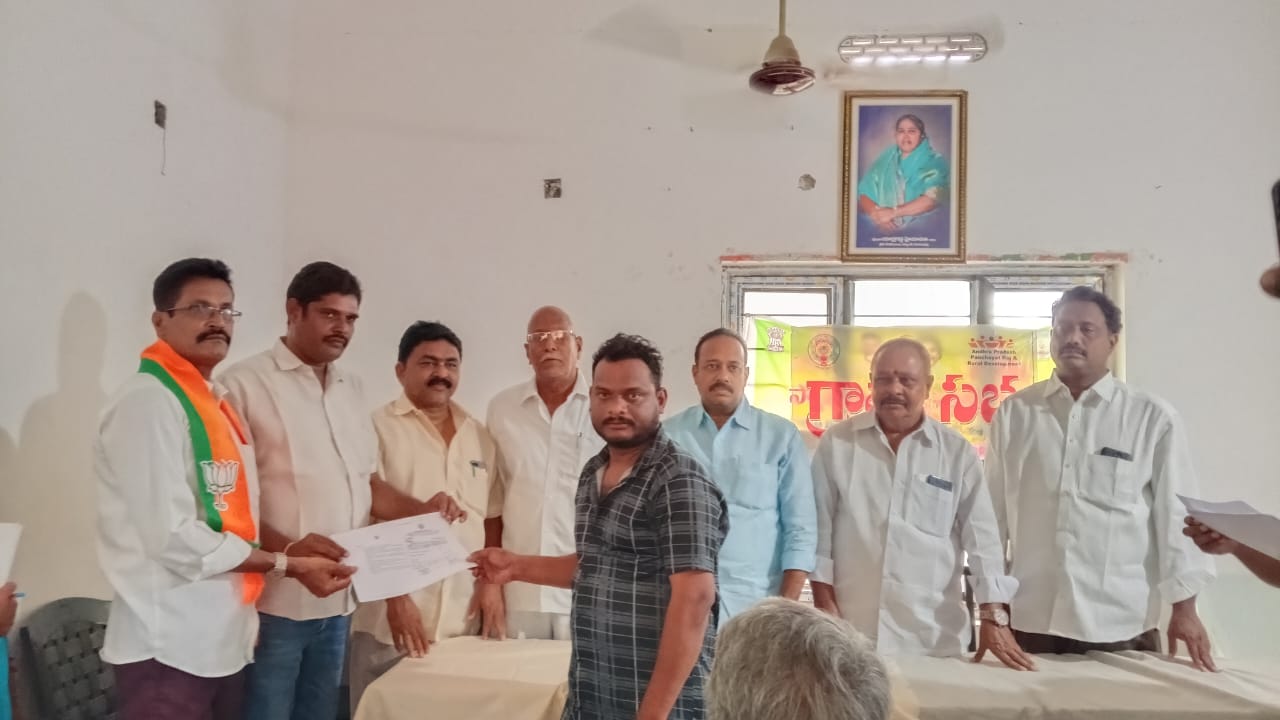 కౌలు రైతులకు పట్టాలను పంపిణీ