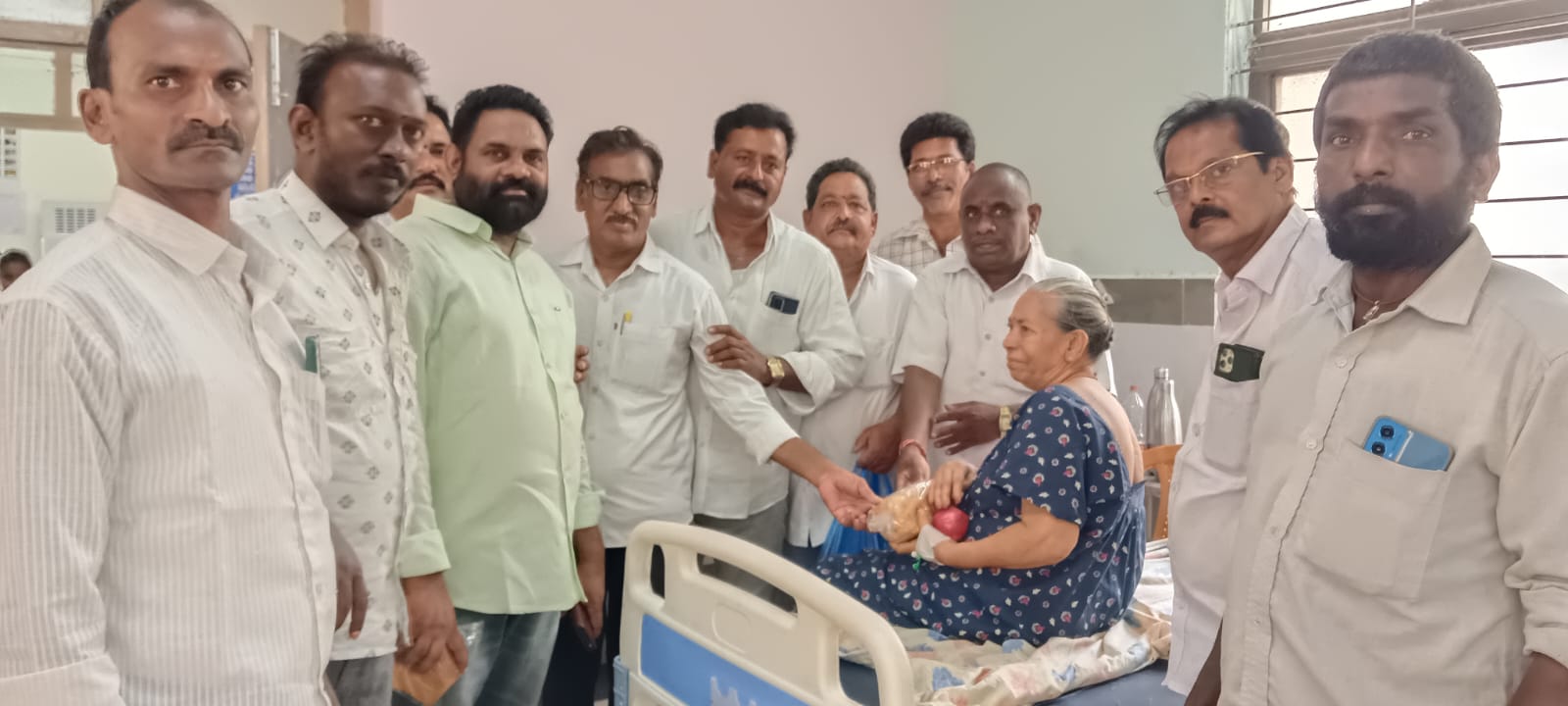 వరుపుల జన్మదిన వేడుకల్లో భాగంగా రోగులకు పళ్ళు పాలు పంపిణీ