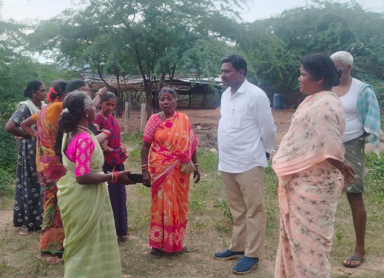 దళితుల స్థలాలను ఆక్రమించిన వారిపై చర్యలు తీసుకోవాలి కొప్పాల రఘు…వివాదాస్పదమైన జి చెర్లోపల్లి గ్రామాన్ని సందర్శించిన డివిఎంసి సభ్యులు…///