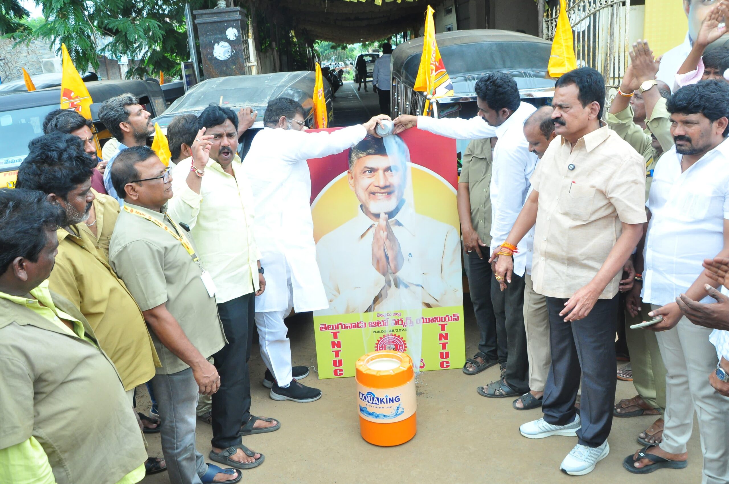 ఆంధ్రప్రదేశ్లో ఉన్న ఆటో డ్రైవర్లు పండుగ వాతావరణంలో ఉన్నారు……..  షేక్ అబ్దుల్ అజీజ్, కోటంరెడ్డి శ్రీనివాసులు రెడ్డి
