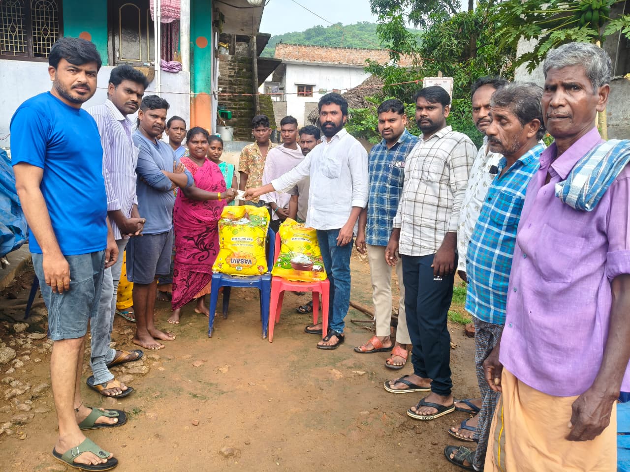 నిరుపేద కుటుంబానికి సహాయం అందించిన జనసేన నేత బుజ్జి…