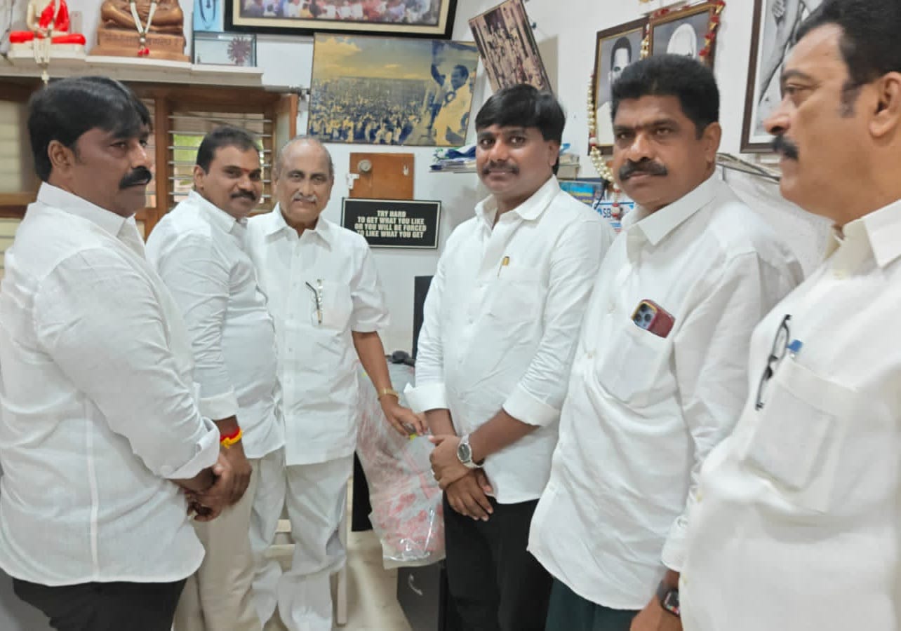 ముద్రగడ ను కలిసిన జ్యోతుల చంటిబాబు.