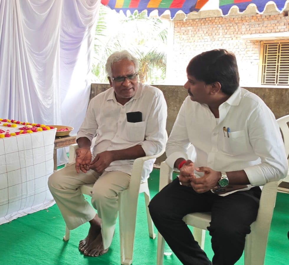 కొత్తిం బాలకృష్ణను పరామర్శించిన ముద్రగడ గిరి బాబు..