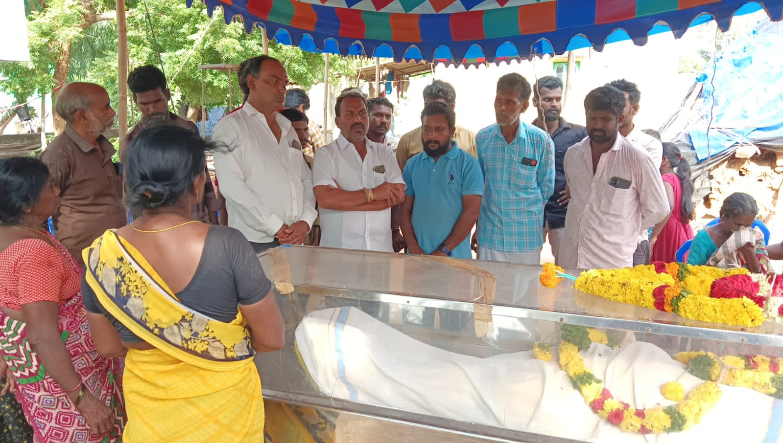 జలదంకి లో ట్రాక్టర్ డ్రైవర్ శ్రీవర్ధన్ భౌతికకయానికి నివాళులు అర్పించిన కొట్టే వెంకటేశ్వర్లు….
