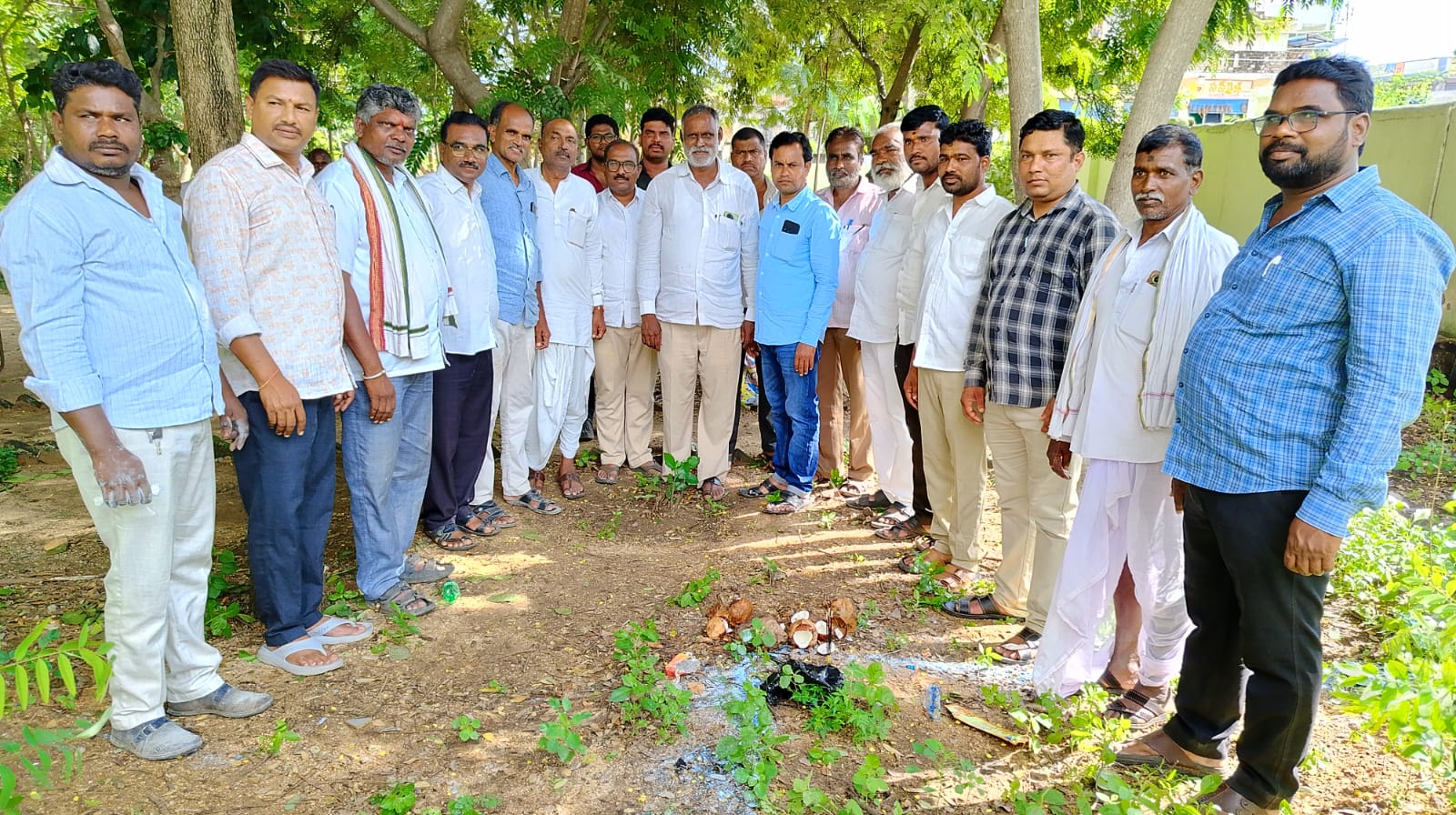 సామూహిక మూత్రశాల నిర్మాణానికి భూమి పూజ.మండల అధ్యక్షులు మహేందర్ రెడ్డి