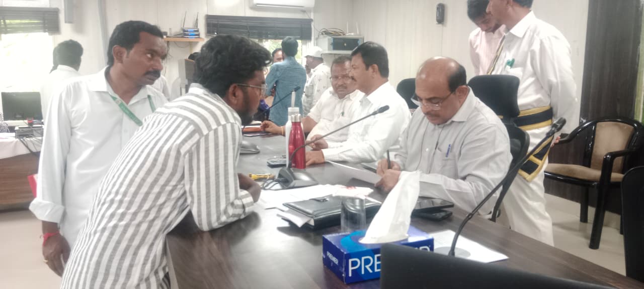 ఉరవకొండ ప్రభుత్వ కళాశాల ప్రిన్సిపాల్‌ కృష్ణ మూర్తి పై తీవ్ర ఆరోపణలు: సస్పెండ్ చేయాలని విద్యార్థి సంఘం డిమాండ్