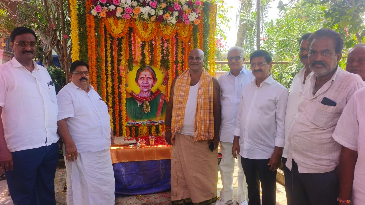 మంగమ్మ గారి పెద్దకర్మలో పాల్గొన్న మాజీ ఎమ్మెల్యే బొల్లినేని వెంకట రామారావు….