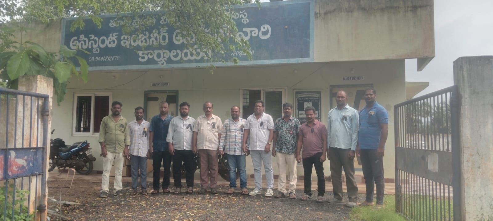 విద్యుత్తు ఉద్యోగులు నల్ల బ్యాడ్జీలతో నిరసన తెలుపుతూ ఆందోళన