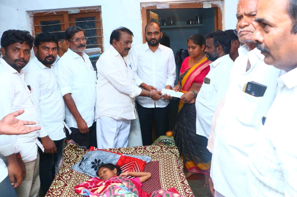 అప్పసముద్రం ఘటనపై స్పందించిన సీఎం చంద్రబాబు – తక్షణ సాయం అందజేత…గాయపడిన తొమ్మిది చిన్నారులకు ఒక్కొక్కరికి రూ.2 లక్షల చొప్పున చెక్కులు…